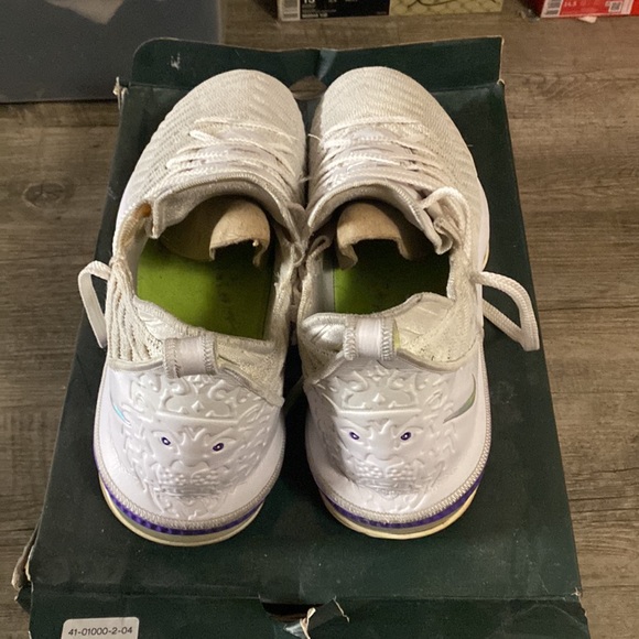 Lebron james buz light year size 13 - Picture 2 of 6